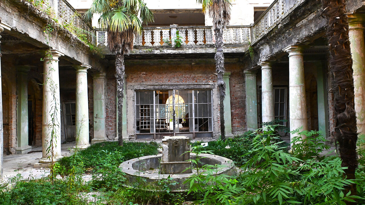 La nature a repris vie dans les anciens sanatoriums de Tskaltubo