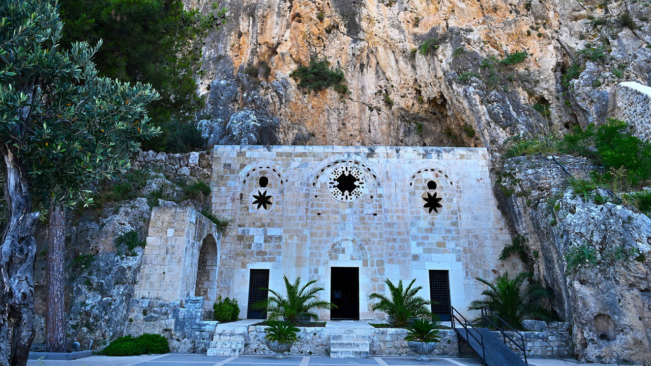Église Saint-Pierre, creusée dans le Mont Staurin.