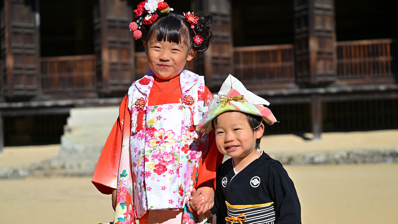 Enfants en habit traditionnel