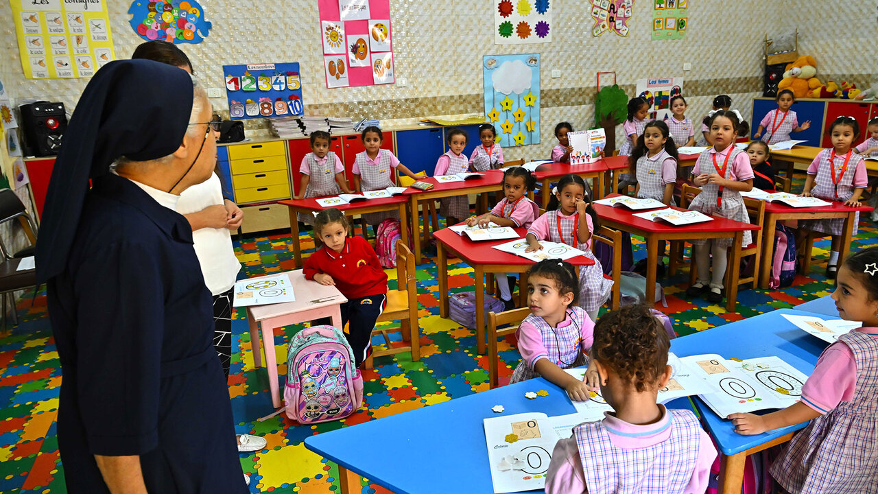 Soeur Nihad dans une classe maternelle